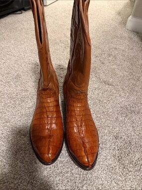 Men's cognac color  Alligator Pointed-Toe Horn-back Western Boots with belt